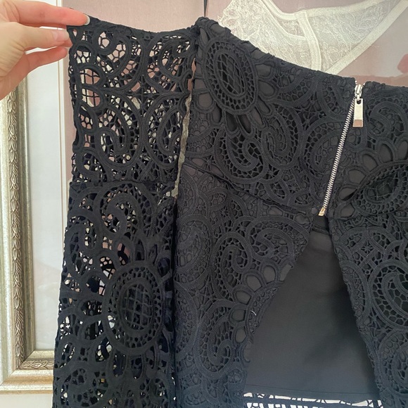 🎬 Runway the label sierra lace off the shoulder bell sleeve crop top blouse - Picture 3 of 12